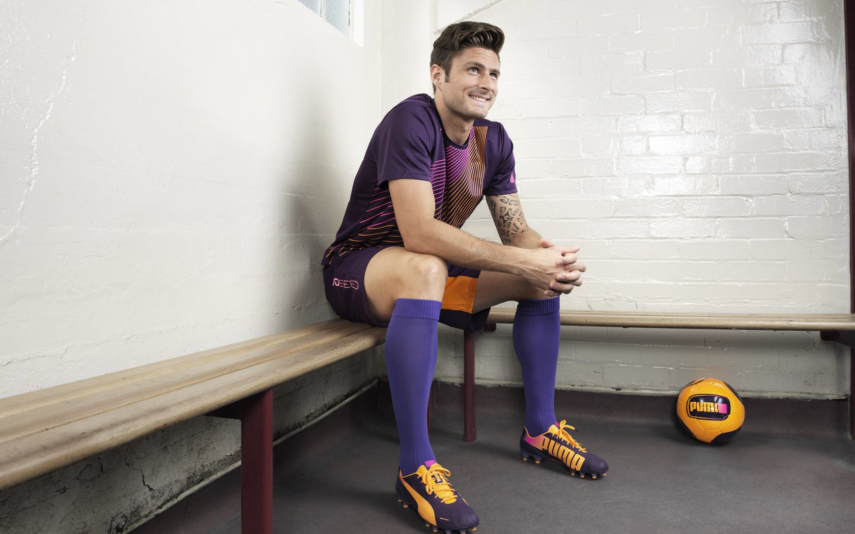 中场三人组主导控场节奏，中场组合站位